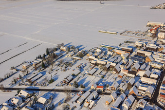 Schrägluftbild von Hautpstraße Im Winter/Schnee im Ortsteil Hayna in Herxheim bei Landau im Bundesland Rheinland-Pfalz, Deutschland