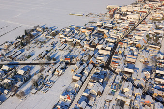 Hautpstraße Im Winter/Schnee im Ortsteil Hayna in Herxheim bei Landau im Bundesland Rheinland-Pfalz, Deutschland von oben