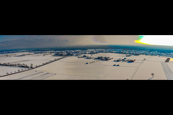 Panorama der Dorfansicht von Norden im Winter bei Schnee in Hatzenbühl im Bundesland Rheinland-Pfalz, Deutschland