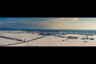 Luftbild von Panorama der Dorfansicht von Norden im Winter bei Schnee in Hatzenbühl im Bundesland Rheinland-Pfalz, Deutschland