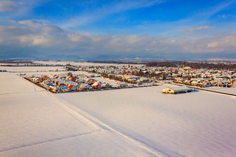 Luftaufnahme von Neubaugebiet Brotäcker im Winter bei Schnee in Steinweiler im Bundesland Rheinland-Pfalz, Deutschland
