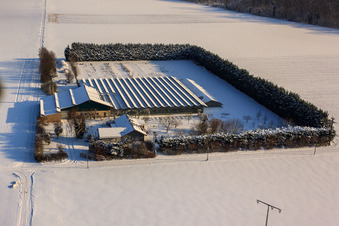 Luftbild von Sudetenhof im Winter bei Schnee in Steinweiler im Bundesland Rheinland-Pfalz, Deutschland