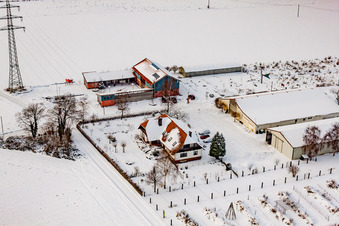 Luftaufnahme von Schoßberghof im Winter bei Schnee in Minfeld im Bundesland Rheinland-Pfalz, Deutschland