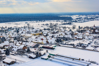 Dorfansicht im Winter bei Schnee in Minfeld im Bundesland Rheinland-Pfalz, Deutschland