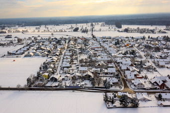 Holzgasse im Winter bei Schnee in Minfeld im Bundesland Rheinland-Pfalz, Deutschland
