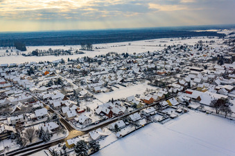 Hauptstraße im Winter bei Schnee in Minfeld im Bundesland Rheinland-Pfalz, Deutschland