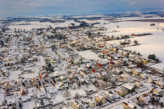 Dorfansicht aus Osten im Winter bei Schnee in Minfeld im Bundesland Rheinland-Pfalz, Deutschland