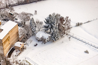 Luftbild von Hardtmühle im Winter bei Schnee in Kandel im Bundesland Rheinland-Pfalz, Deutschland