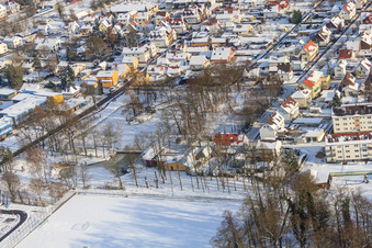 Schwanenweiher und Jugendzentrum bei Schnee im Winter in Kandel im Bundesland Rheinland-Pfalz, Deutschland
