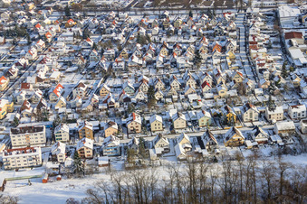 Luftbild von Elsässer Straße bei Schnee im Winter in Kandel im Bundesland Rheinland-Pfalz, Deutschland