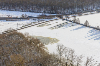 Wiese im Otterbachtal bei Schnee im Winter in Kandel im Bundesland Rheinland-Pfalz, Deutschland