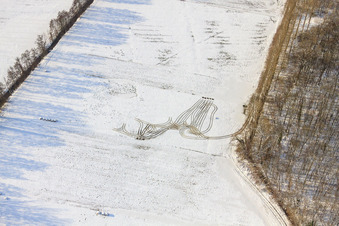 Traktorspuren auf Wiese im Otterbachtal bei Schnee im Winter in Kandel im Bundesland Rheinland-Pfalz, Deutschland