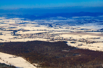 Dorfansicht aus Südosten bei Schnee im Winter in Freckenfeld im Bundesland Rheinland-Pfalz, Deutschland
