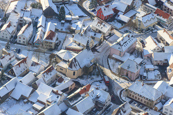St. Laurentius bei Schnee im Winter im Ortsteil Büchelberg in Wörth am Rhein im Bundesland Rheinland-Pfalz, Deutschland