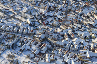 Dorbrunnenstraße bei Schnee im Winter im Ortsteil Büchelberg in Wörth am Rhein im Bundesland Rheinland-Pfalz, Deutschland