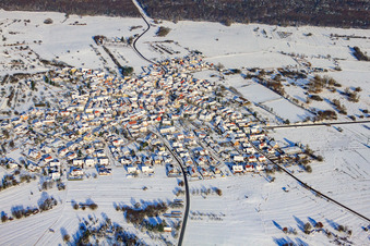 Dorfansicht aus Süden bei Schnee im Winter im Ortsteil Büchelberg in Wörth am Rhein im Bundesland Rheinland-Pfalz, Deutschland