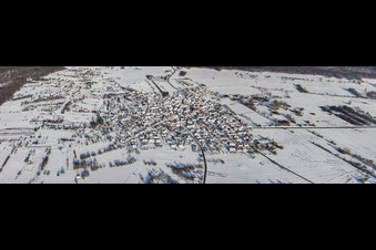 Dorf in Waldlichtung aus Süden bei Schnee im Winter im Ortsteil Büchelberg in Wörth am Rhein im Bundesland Rheinland-Pfalz, Deutschland