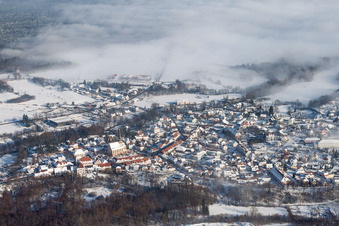 Winterlich schneebedeckte Ortsansicht der Straßen und Häuser der Wohngebiete in Lauterbourg in Grand Est im Ortsteil Neulauterburg im Bundesland Bas-Rhin, Frankreich