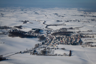 Luftbild von Im Winter bei Schnee in Neewiller-près-Lauterbourg im Bundesland Bas-Rhin, Frankreich