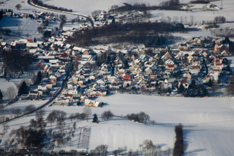 Luftaufnahme von Im Winter bei Schnee in Neewiller-près-Lauterbourg im Bundesland Bas-Rhin, Frankreich