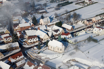 Winterlich schneebedeckte Kirchengebäude der Église protestante de Wintzenbach in Wintzenbach in Grand Est im Bundesland Bas-Rhin, Frankreich