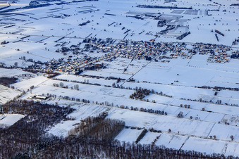 Dorfansicht aus Süden bei Schnee im Winter in Kapsweyer im Bundesland Rheinland-Pfalz, Deutschland