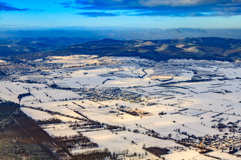 Dorfansicht aus Südosten bei Schnee im Winter in Schweighofen im Bundesland Rheinland-Pfalz, Deutschland