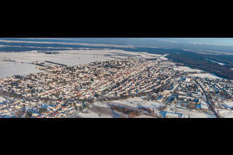 Luftbild von Stadtansicht aus Westen bei Schnee im Winter in Kandel im Bundesland Rheinland-Pfalz, Deutschland