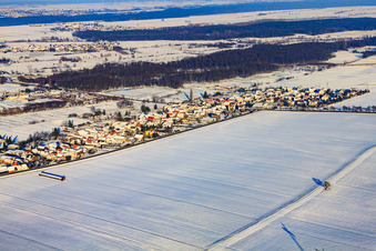 Dorfansicht aus Südwesten bei Schnee im Winter im Ortsteil Minderslachen in Kandel im Bundesland Rheinland-Pfalz, Deutschland