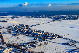 Dorfansicht aus Nordwesten bei Schnee im Winter im Ortsteil Minderslachen in Kandel im Bundesland Rheinland-Pfalz, Deutschland