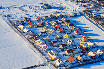 Luftbild von Buchenweg bei Schnee im Winter in Steinweiler im Bundesland Rheinland-Pfalz, Deutschland