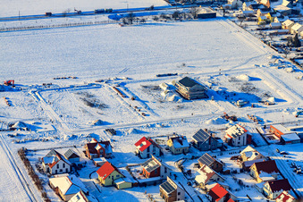 Fichtenweg bei Schnee im Winter in Steinweiler im Bundesland Rheinland-Pfalz, Deutschland