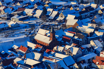 Protest. Kirche bei Schnee im Winter in Steinweiler im Bundesland Rheinland-Pfalz, Deutschland