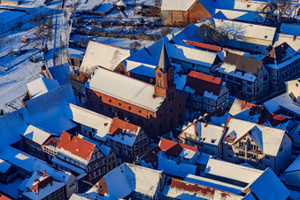 Luftbild von Protest. Kirche bei Schnee im Winter in Steinweiler im Bundesland Rheinland-Pfalz, Deutschland