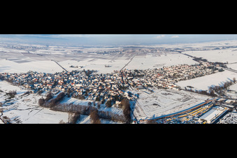 Luftbild von Panorama der Winterlich schneebedeckte Dorf - Ansicht am Rande von landwirtschaftlichen Feldern und Nutzflächen in Rohrbach im Bundesland Rheinland-Pfalz, Deutschland