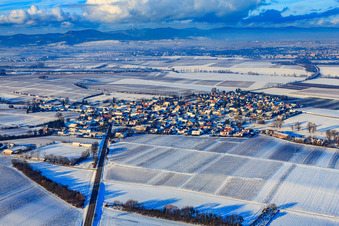 Dorfansicht aus Südosten bei Schnee im Winter in Impflingen im Bundesland Rheinland-Pfalz, Deutschland