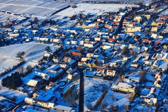 Luftbild von Dorfansicht aus Südosten bei Schnee im Winter in Impflingen im Bundesland Rheinland-Pfalz, Deutschland