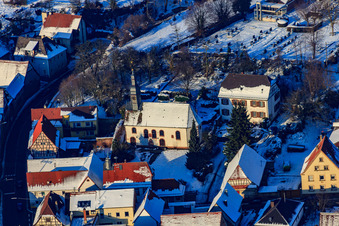 Protest. Kirche bei Schnee im Winter in Impflingen im Bundesland Rheinland-Pfalz, Deutschland