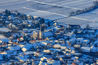 Protestantische Kirche Mörzheim bei Schnee im Winter in Landau in der Pfalz im Bundesland Rheinland-Pfalz, Deutschland