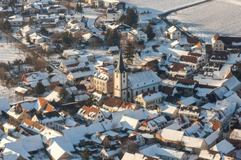 Winterlich schneebedeckte Kirchengebäude der Evangelischen Kirche im Altstadt- Zentrum der Innenstadt im Ortsteil Mörzheim in Landau in der Pfalz im Bundesland Rheinland-Pfalz, Deutschland