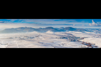 Panorama der winterlich schneebedeckten Wald- und Berglandschaft des Haardtrand des Pfälzerwald in Ilbesheim bei Landau in der Pfalz im Bundesland Rheinland-Pfalz, Deutschland