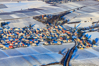 Dorfansicht aus Süden bei Schnee im Winter im Ortsteil Wollmesheim in Landau in der Pfalz im Bundesland Rheinland-Pfalz, Deutschland