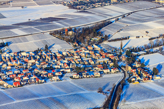 Luftbild von Dorfansicht aus Süden bei Schnee im Winter im Ortsteil Wollmesheim in Landau in der Pfalz im Bundesland Rheinland-Pfalz, Deutschland
