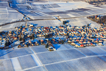 Schrägluftbild von Dorfansicht aus Süden bei Schnee im Winter im Ortsteil Wollmesheim in Landau in der Pfalz im Bundesland Rheinland-Pfalz, Deutschland