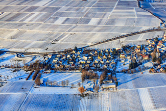 Dorfansicht aus Süden bei Schnee im Winter im Ortsteil Wollmesheim in Landau in der Pfalz im Bundesland Rheinland-Pfalz, Deutschland von oben