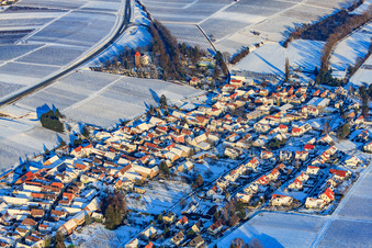 Protestantische Kirche Wollmesheim Im Winter im Schnee in Landau in der Pfalz im Bundesland Rheinland-Pfalz, Deutschland