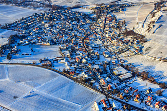 Dorfansicht unter der kleinen Kalmit aus Südosten bei Schnee im Winter in Ilbesheim bei Landau im Bundesland Rheinland-Pfalz, Deutschland