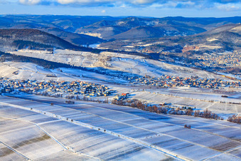 Winzerdorf unter der Weinlage Keschdebusch im Winter bei Schnee in Birkweiler im Bundesland Rheinland-Pfalz, Deutschland