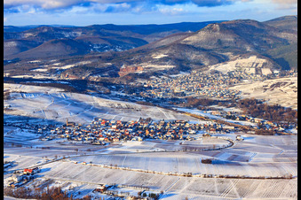 Luftbild von Winzerdorf unter der Weinlage Keschdebusch im Winter bei Schnee in Birkweiler im Bundesland Rheinland-Pfalz, Deutschland