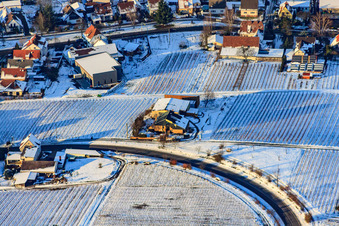 Weingut Gies-Düppel im Winter bei Schnee in Birkweiler im Bundesland Rheinland-Pfalz, Deutschland